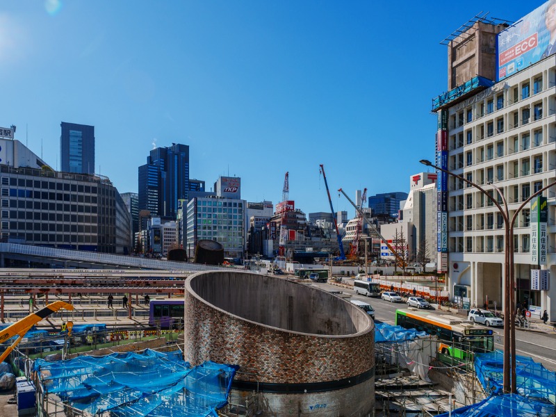 新宿駅周辺の再開発の動向と今後の展望について